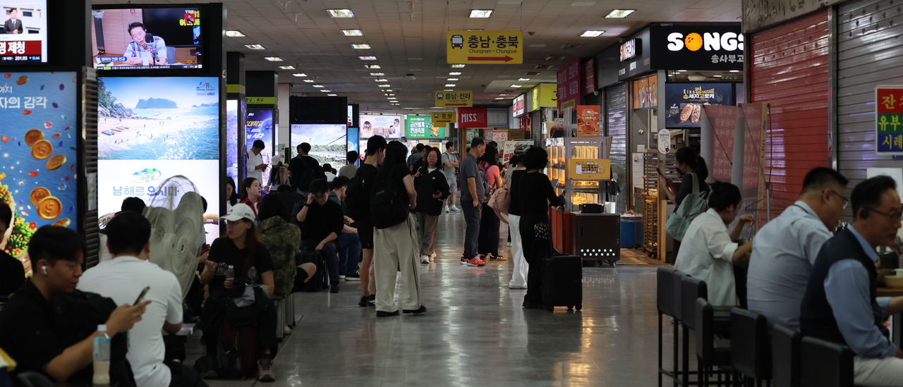 Passengers wait for buses in the waiting area of Nambu Terminal in southern Seoul on Wednesday. (Newsis)