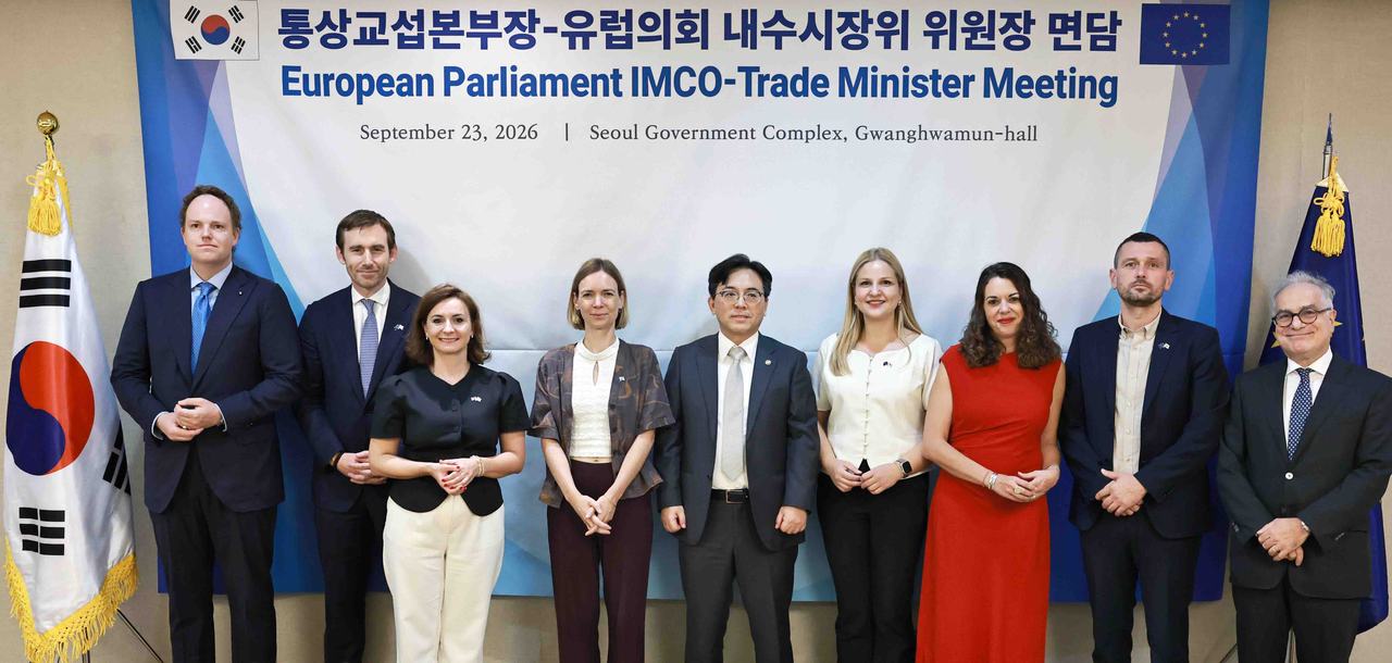 Anna Cavazzini (fourth from left), chair of the European Parliament's Committee on the Internal Market and Consumer Protection, meets with Trade Minister Park Jung-sung (fifth from right) in Seoul on Wednesday. Ministry of Trade, Industry and Resource )