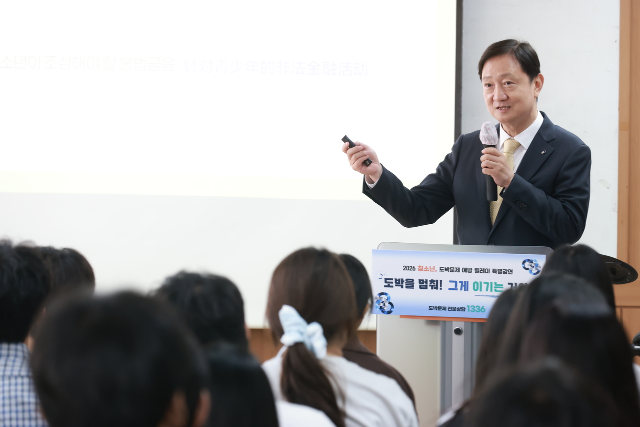 이찬진 금융감독원장이 28일 서울 강서구 여명학교에서 ‘금융사기 및 불법금융 피해 예방’을 주제로 금융교육을 실시하고 있다. [금융감독원 제공]