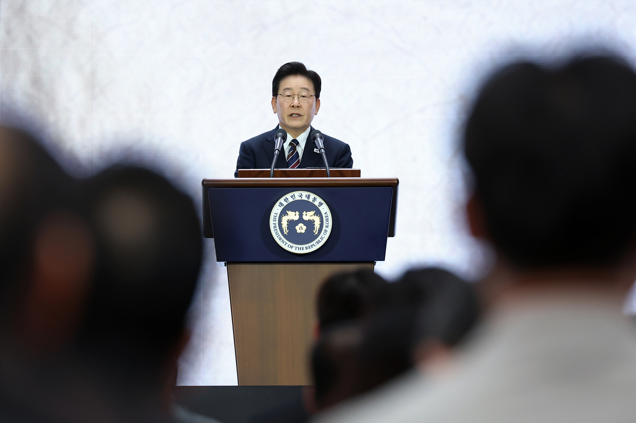 President Lee Jae Myung delivers remarks at a ceremony marking the 20th World Korean Day in Songdo, Incheon, Monday. (Yonhap)