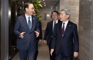 [헤럴드pic] 이형일 부총리와 대화하는 신현송 총재