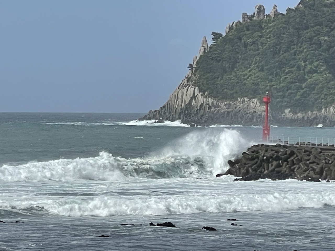 Waves hit the coast of Jeju Island on Aug. 8 as the island came under the indirect influence of Typhoon Dolphin. (Yonhap)