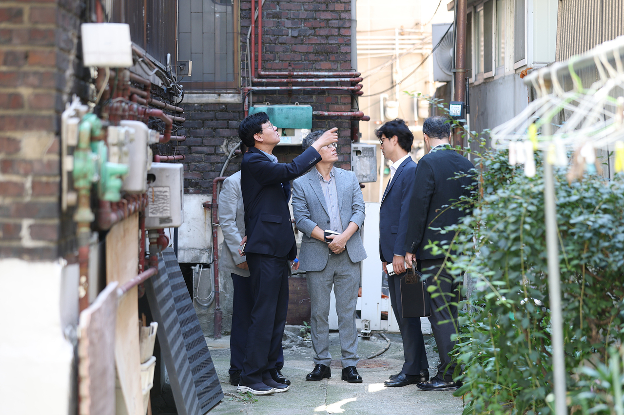 Seodaemun-gu District Mayor Park Un-gi walks through neighborhood alleyways during his community tour.