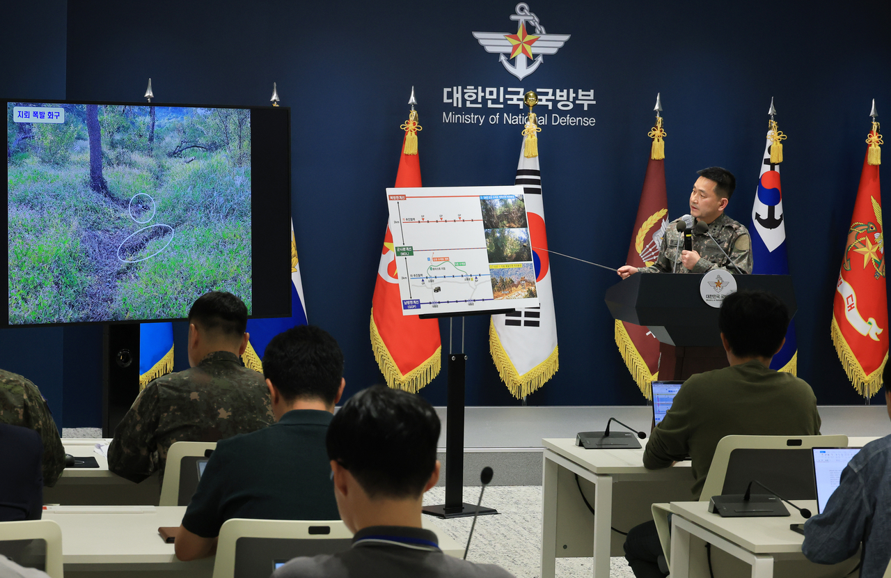 양진혁 합동참모본부 작전부장이 28일 서울 용산구 국방부에서 열린 ‘비무장지대 지뢰 추정 폭발 사고’ 관련 브리핑에서 관련 자료를 설명하고 있다. [연합]