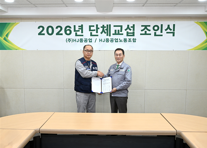 HJ Shipbuilding & Construction union chief Kim Ha-dong (left) and CEO Yoo Sang-chul. [HJ Shipbuilding & Construction]