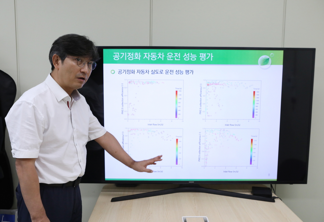한방우 실장이 공기정화 자동차 실도로 운전 성능 평가를 설명하고 있다.[한국기계연구원 제공]