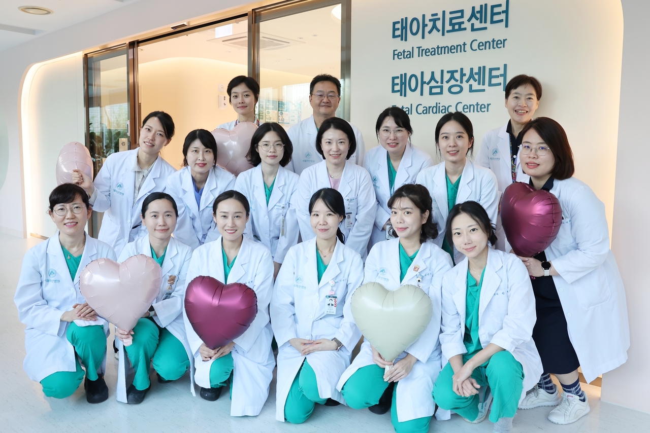 서울아산병원은 태아 심장질환을 전담으로 진료하는 태아심장센터를 9월 23일(수) 개소했다. 사진은 이미영 태아심장센터소장, 원혜성 태아치료센터소장(뒷줄 왼쪽 첫 번째, 세번째)을 비롯한 의료진이 태아심장센터 개소를 기념하며 사진 촬영을 하고 있는 모습.<서울아산병원 제공>
