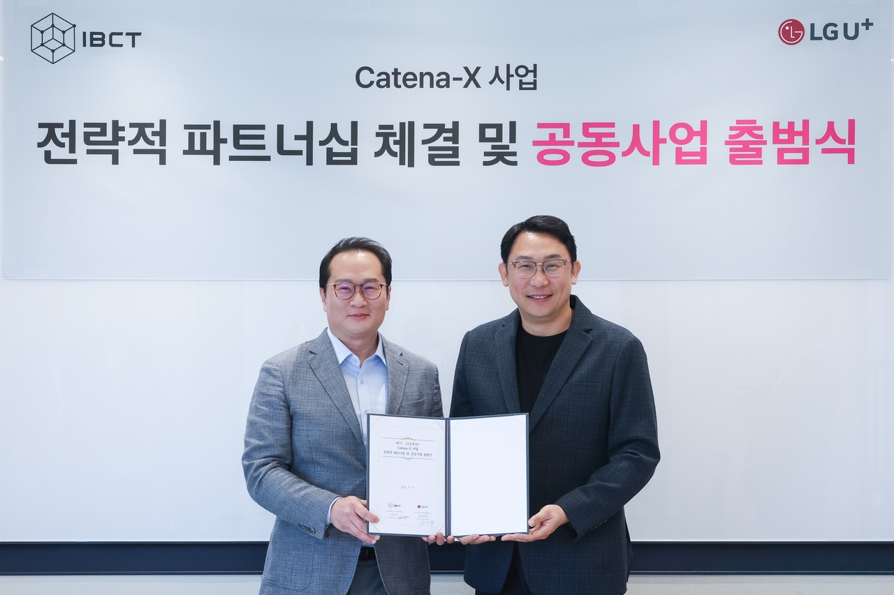 권근섭(오른쪽) LG유플러스 고객그룹담당과 이정륜 IBCT 대표가 ‘카테나-X 사업 전략적 파트너십 체결 및 공동사업 출범식’에서 기념 촬영하는 모습. [LG유플러스 제공]