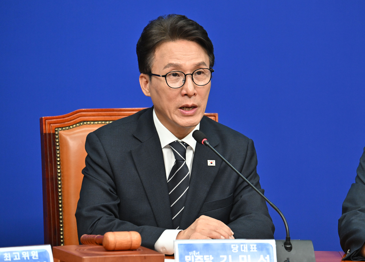 Democratic Party of Korea leader Kim Min-seok delivers opening remarks at a supreme council meeting held at the National Assembly in Yeouido, Seoul, on Monday. Photo by Lim Se-jun