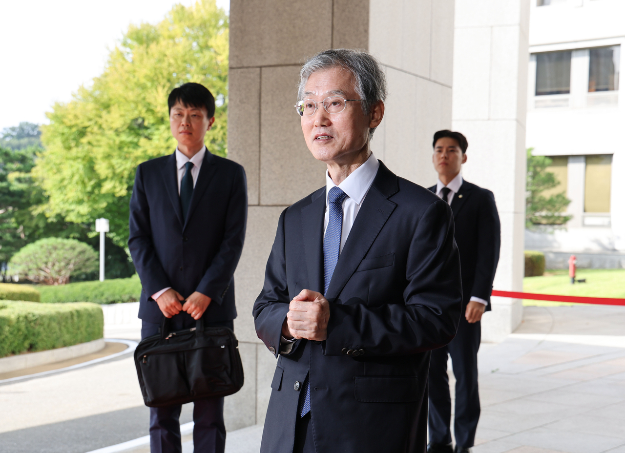 Supreme Court Chief Justice Cho Hee-dae (C) speaks to reporters as he arrives at the court in southern Seoul on Monday. (Yonhap)