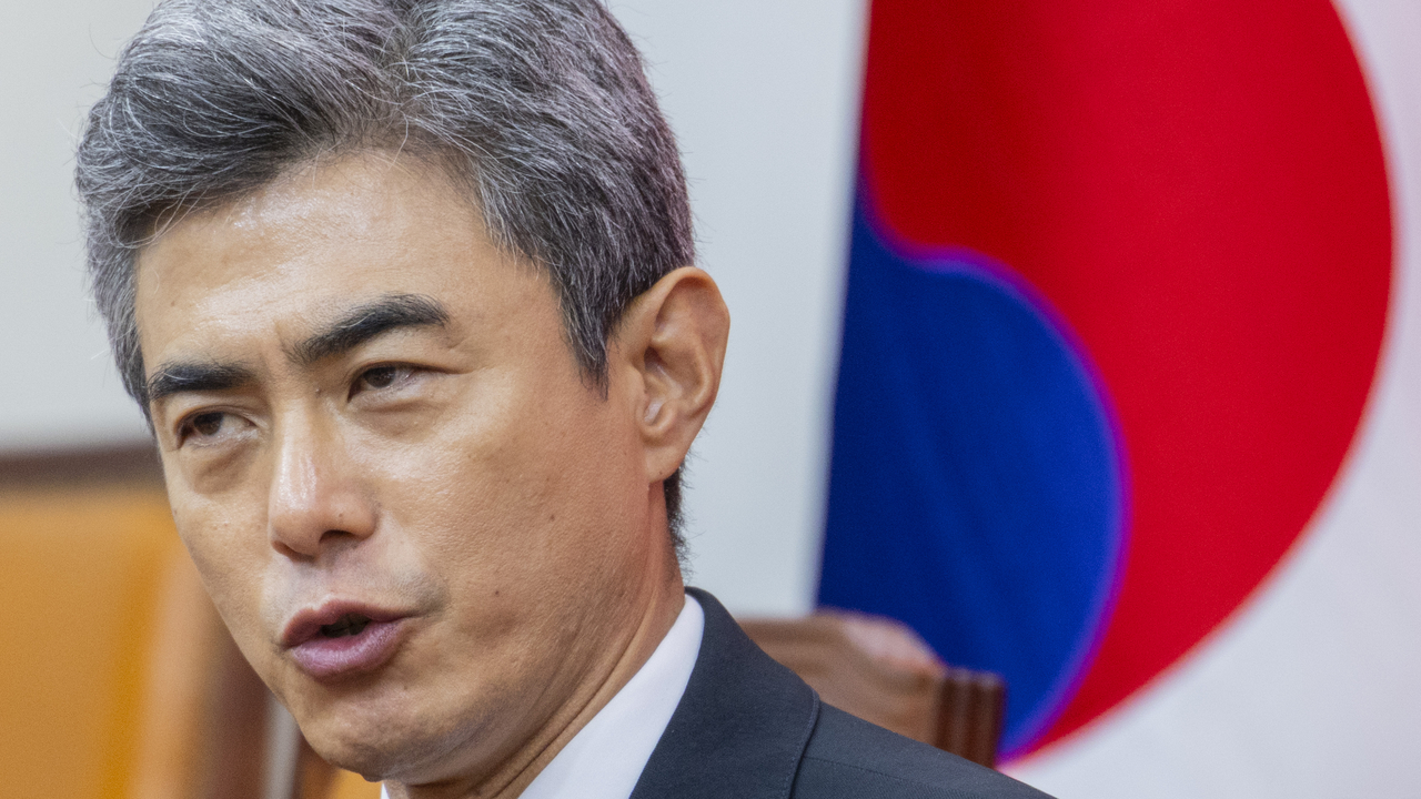 신임 강신철 국방부 장관이 28일 취임 인사를 위해 국민의힘을 찾아 장동혁 대표에게 인사말을 하고 있다. [연합]