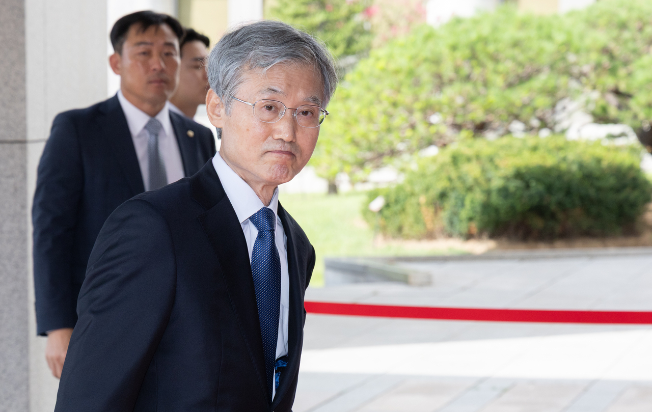 조희대 대법원장이 28일 오전 서울 서초구 대법원으로 출근하고 있다. 이날 국회 법제사법위원회는 전체회의에서 조희대 대법원장의 대법관 후보자 재제청 거부 문제와 관련해 긴급 현안질의를 진행한다. 윤창빈 기자