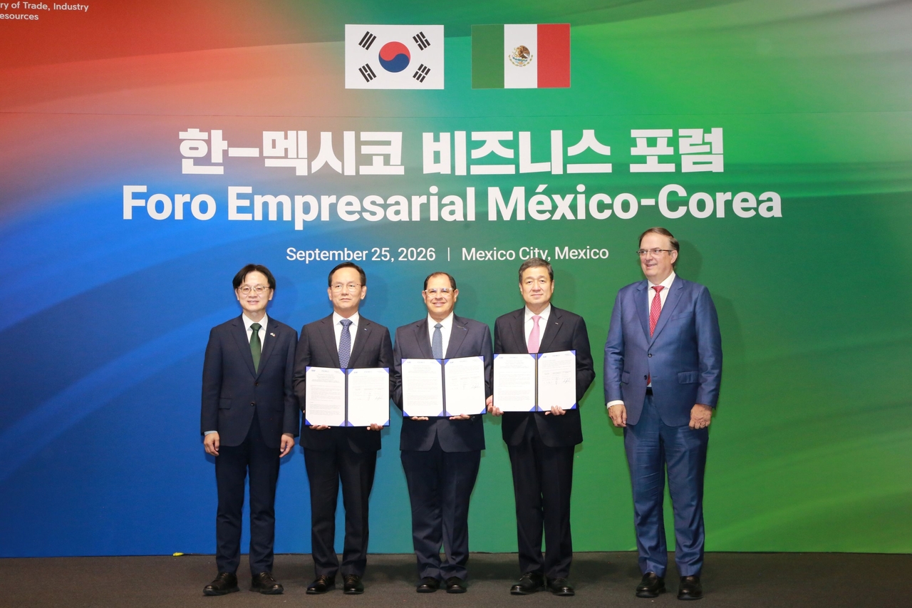 한국항공우주산업(KAI)은 포스코인터내셔널, 멕시코 항공우주산업협회(FEMIA)와 지난 25일(현지시간) 멕시코시티에서 열린 ‘한-멕시코 비즈니스 포럼’에서 ‘항공우주 산업 협력 양해각서(MOU)’를 체결했다고 28일 밝혔다. 사진은 왼쪽부터 김정관 산업통상부 장관, 김종출 KAI 대표이사, 루이스 리스카노 FEMIA 대표이사(CEO), 이계인 포스코인터내셔널 대표이사, 마르셀로 에브라르드 멕시코 경제부  장관. [한국항공우주산업 제공]