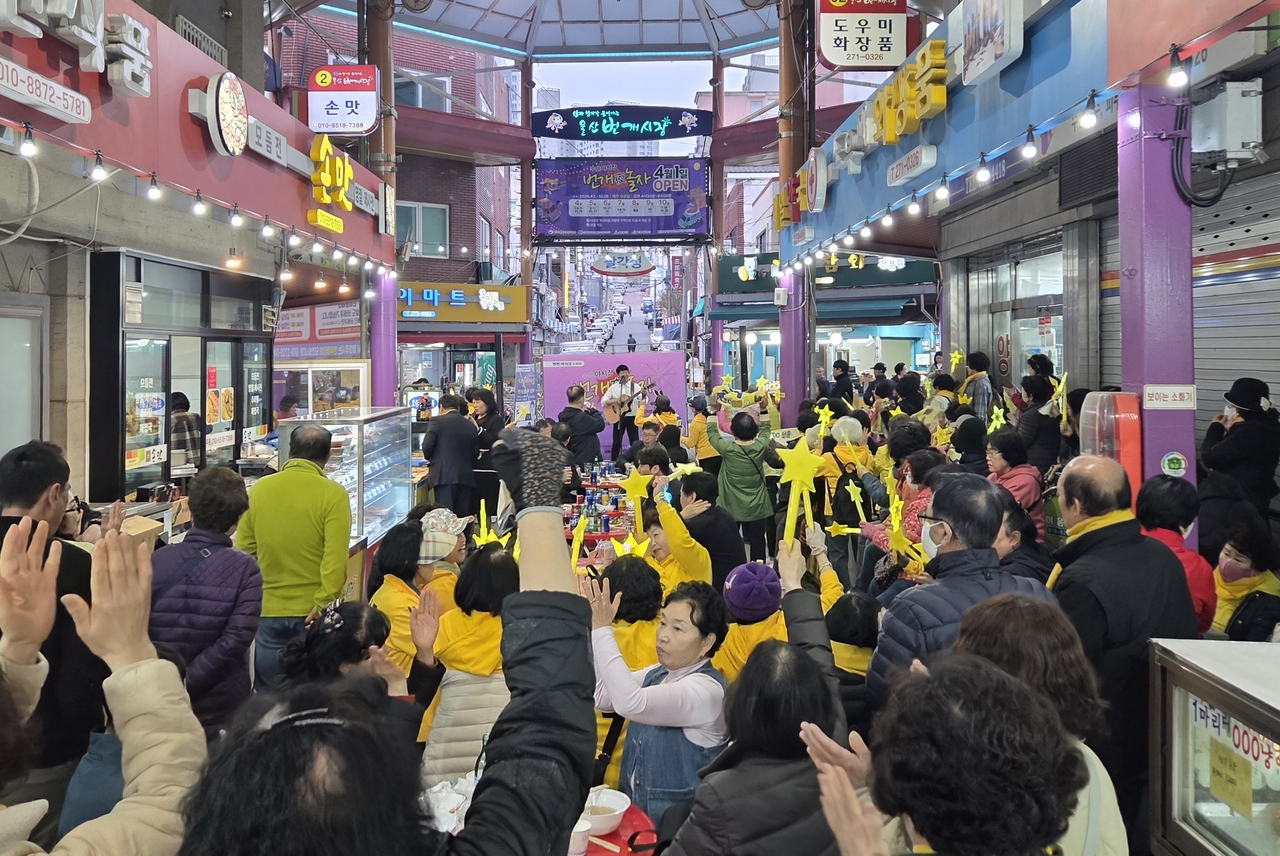 울산 남구 지역 전통시장 4곳이 가을을 맞아 주민들이 값싸게 장을 보면서 즐길 수 있는 행사를 마련한다. 사진은 울산번개시장 야시장 모습. [울산 남구청 제공]