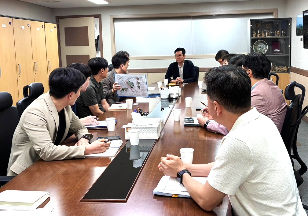 Seoul Metropolitan Council Education Committee Chair Kim Ho-jin holds a meeting Wednesday with representatives from the Seoul Metropolitan Council, the office of Assembly member Kim Dong-a, the Seoul Metropolitan Government and Seodaemun-gu to discuss plans for a new U-turn at the Inwang Apartment intersection on Tongil-ro. Provided by Seoul Metropolitan Council