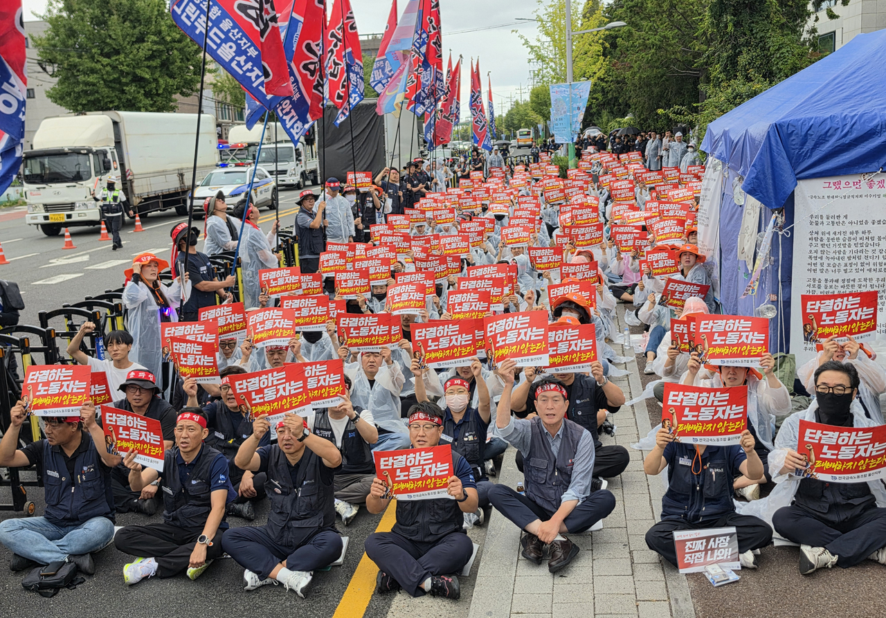 전국금속노동조합 울산지부 소속 노조원 600여 명이 지난 9일 울산시 북구 현대자동차 정문 앞에서 현대자동차의 협력사에 대한 납품단가 인하 요구를 규탄하는 시위를 벌이고 있다. [금속노조 울산지부 제공]