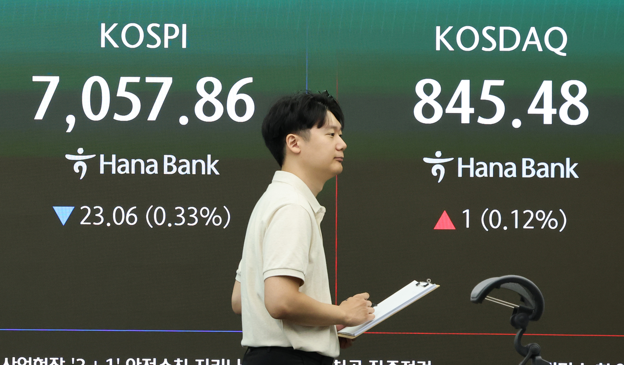 An electronic board showing the Korea Composite Stock Price Index at a dealing room of the Hana Bank headquarters in Seoul on Monday. (Yonhap)