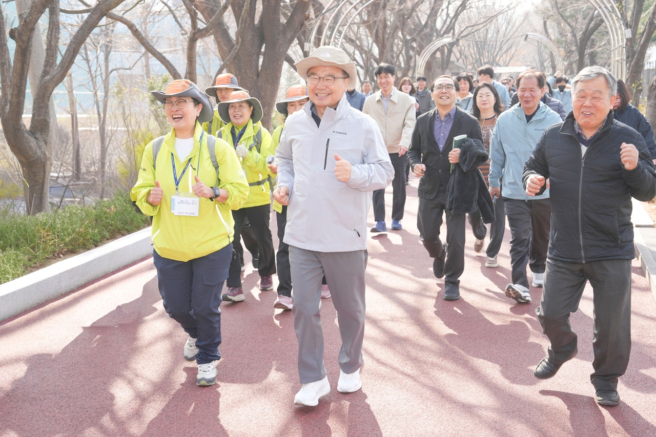 Jungnang-gu District Mayor Ryu Gyeong-gi (center) walks the Jungnang Donghaekkil route with residents.