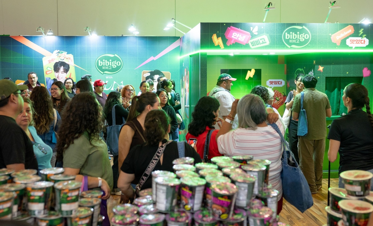 Visitors gather at CJ CheilJedang’s Bibigo booth during the 2026 K-Expo Mexico, held from Sept. 24 to 27 at the World Trade Center Mexico City. (CJ CheilJedang)