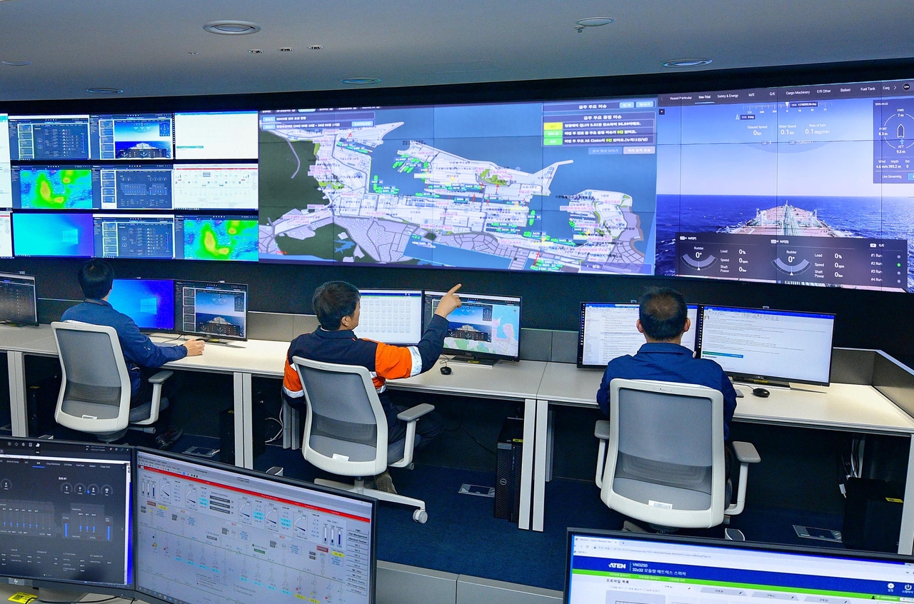 HD Hyundai Heavy Industries is building a "smart safety system" that activates immediately on site to ensure systematic workplace safety management. Shown is the company's integrated digital control center. [HD Hyundai Heavy Industries]