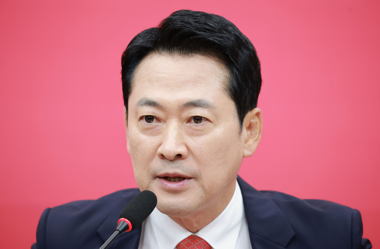 People Power Party leader Jang Dong-hyeok speaks during a party leadership meeting at the National Assembly in Seoul, Monday. (Yonhap)