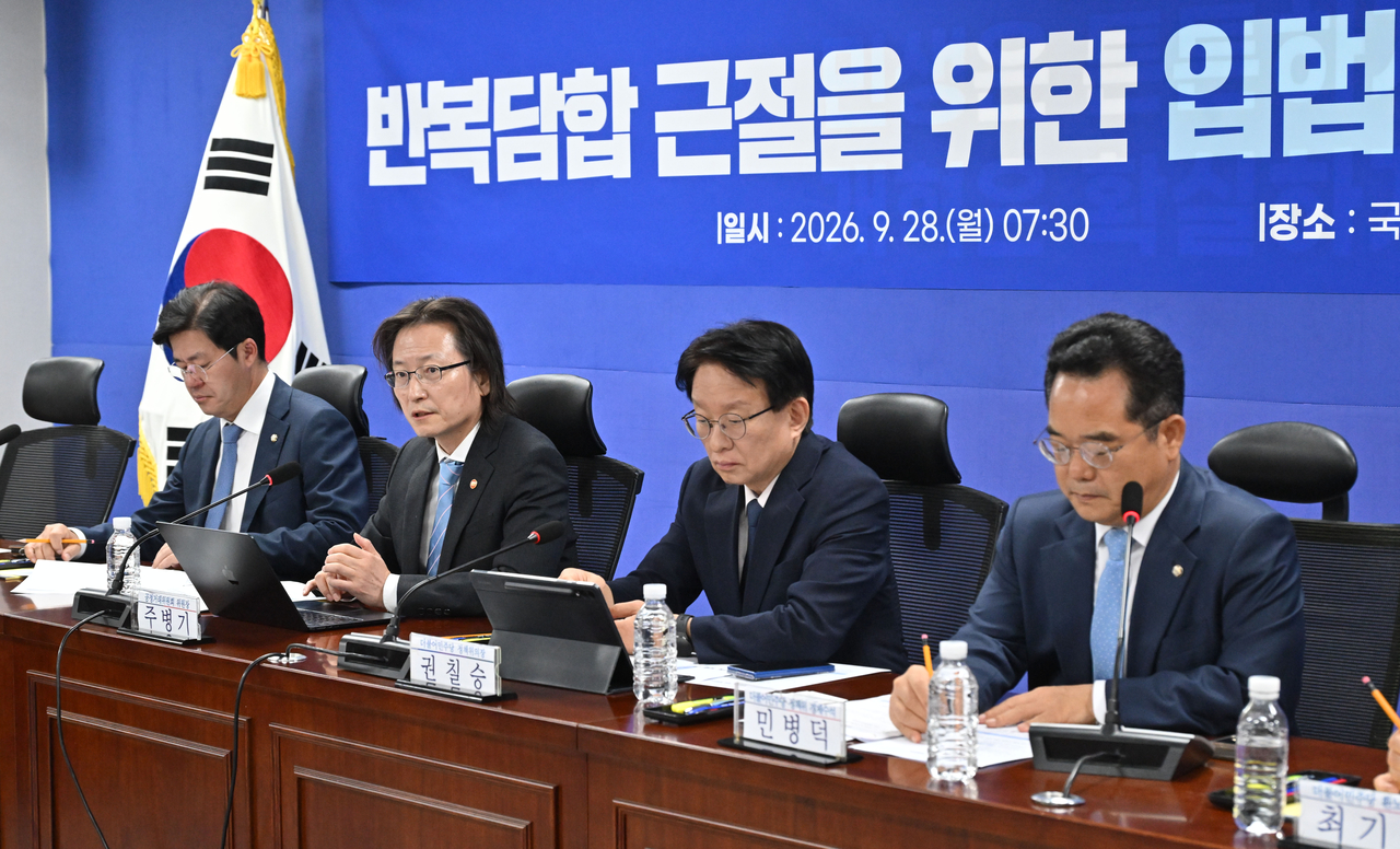 주병기(왼쪽 두 번째) 공정거래위원회 위원장이 28일 오전 서울 여의도 국회 의원회관에서 열린 반복단합 근절을 위한 입법 추진 당정협의회에 참석해 모두발언을 하고 있다.  임세준 기자