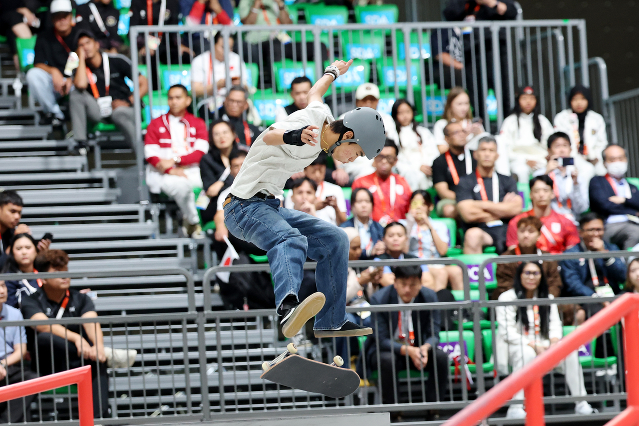 Kang Jun-i performs during the men's street final at the Asian Games in Japan on Sunday. (Yonhap)