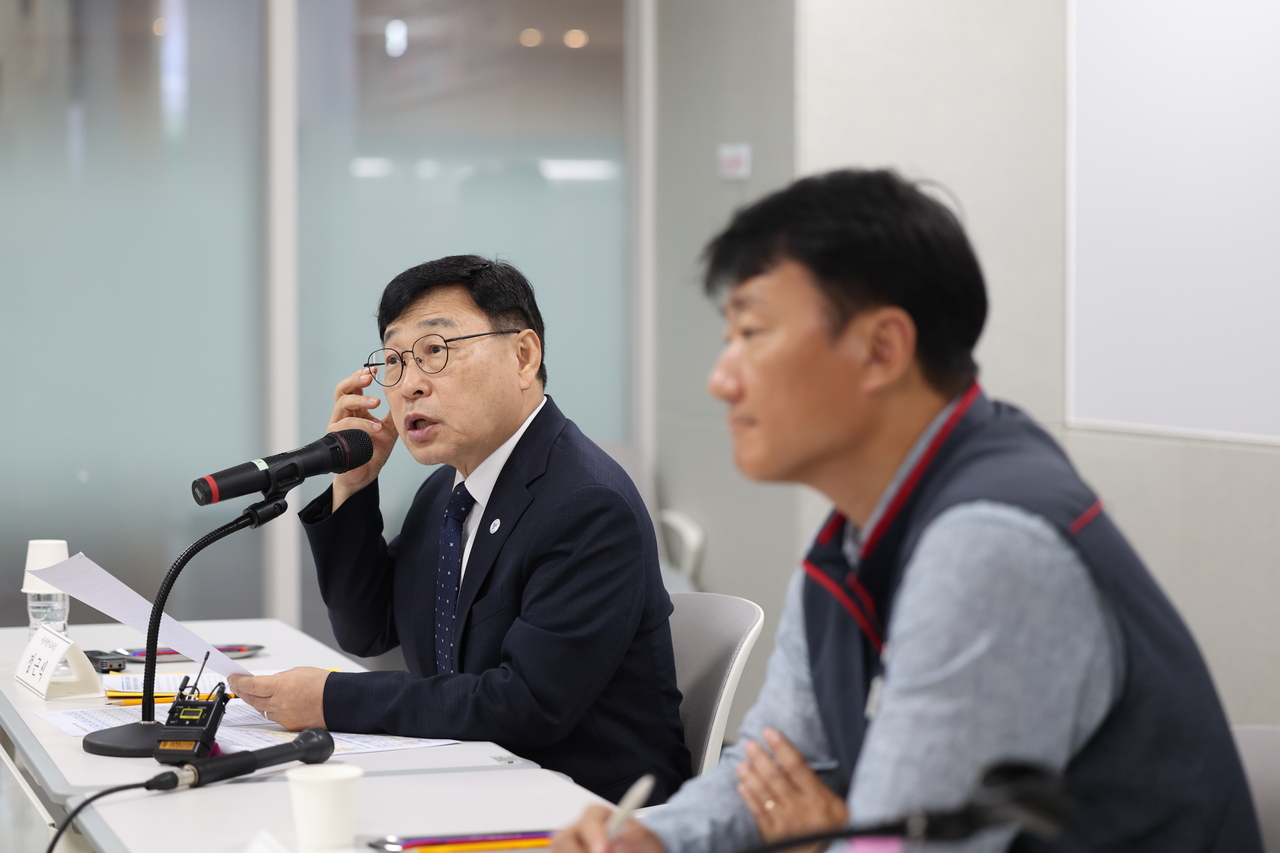 정근식 서울시교육감(왼쪽)과 양경수 민주노동조합총연맹(민주노총) 위원장. [서울시교육청 제공]