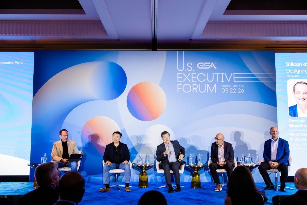 Jo Sang-yeon (second from left), executive vice president and head of Americas for Samsung Electronics' DS Division, takes part in a panel discussion at the Global Semiconductor Alliance US Executive Forum in Menlo Park, California, on Tuesday (local time), alongside Richard Ho (center), vice president at OpenAI; Charlie Kawas (fourth from left), president of Broadcom; and Mark Papermaster (far right), chief technology officer of AMD. [GSA website]