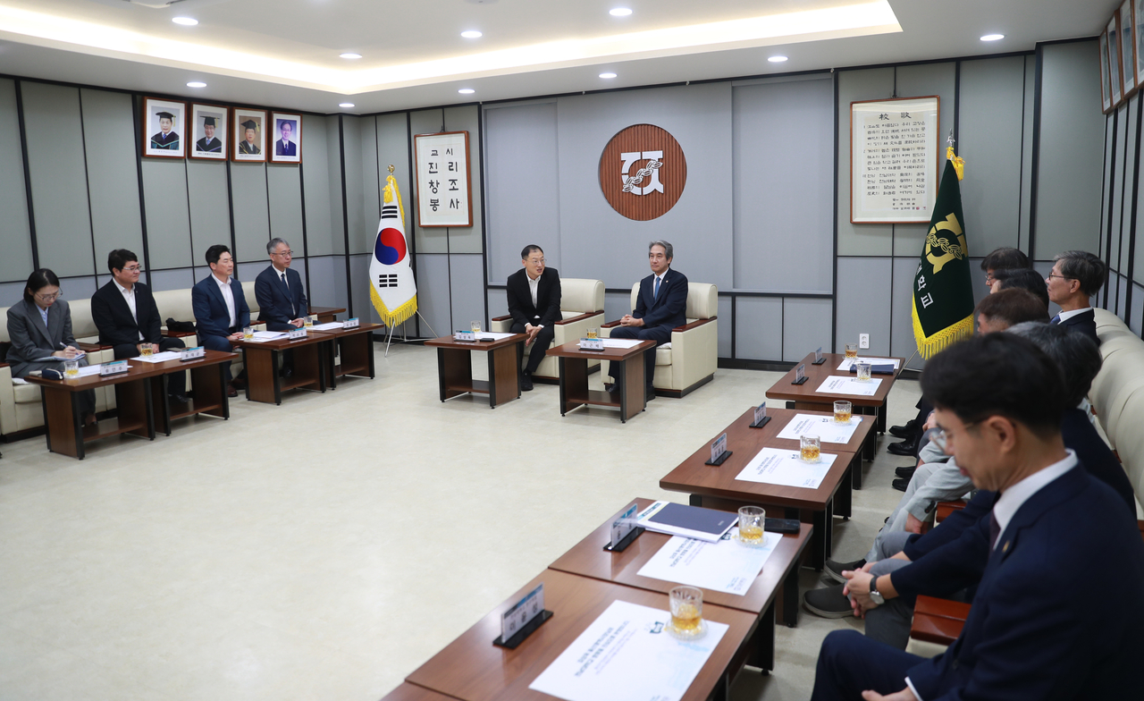 김상욱(가운데 왼쪽) 울산시장이 전남광주통합특별시와의 초광역 미래동반성장 체계 구축을 위해 28일 전남대학교를 찾아 이근배 총장 등 관계자들과 지역 대학 간 산업 인공지능전환(AX) 협력 방안을 논의하고 있다. [울산시 제공]