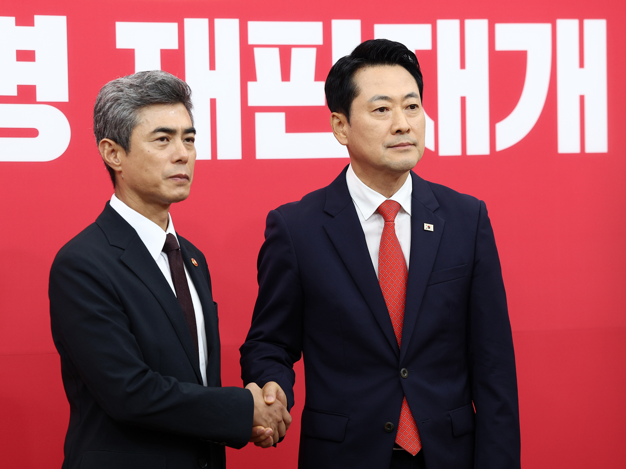 강신철 신임 국방부 장관이 28일 국회를 찾아 여야 지도부를 예방했다. 장동혁 국민의힘 대표가 강 장관과 대화를 나누고 있다. 임세준 기자