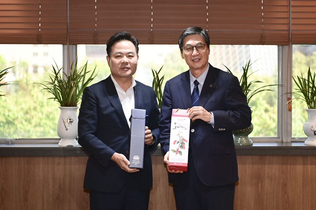 김학홍 문경시장(오른쪽)과 이윤재 숭실대 총장.[문경시 제공]