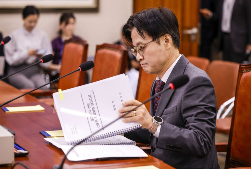 South Korea’s Industry Minister Kim Jung-kwan reviews documents before reporting on US investment plans at a parliamentary committee meeting in Seoul on Sept. 22. (Newsis)