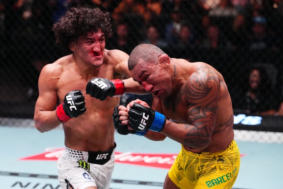 레프트훅으로 몰아치고 있는 라울 로사스 주니어 [UFC 제공]