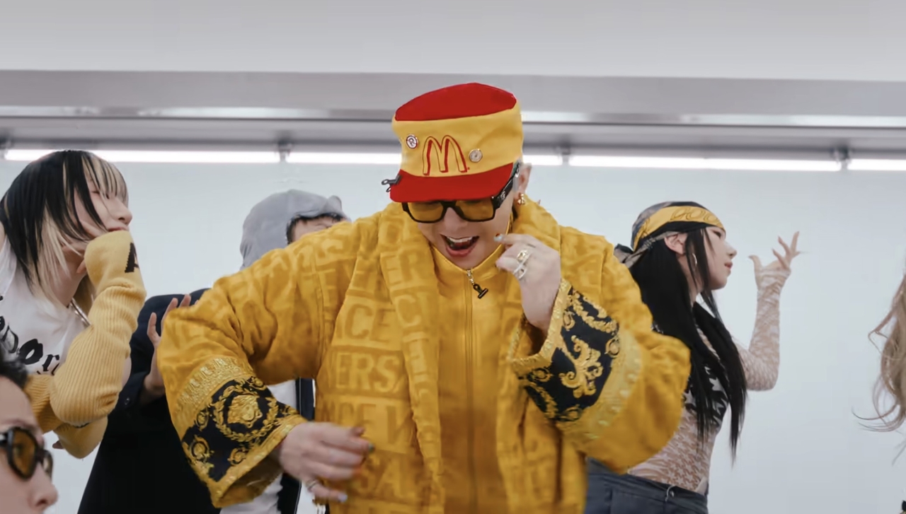 지드래곤이 지난해 ‘Too Bad’ 뮤직비디오에서 착용한 맥도날드 빈티지 캡 [지드래곤 유튜브]