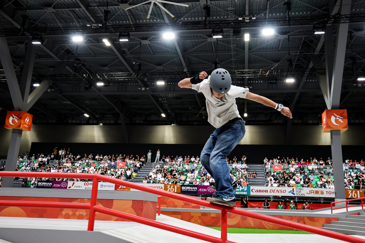 Kang Jun-i performs during the men's street final at the Asian Games in Japan on Sunday. (Yonhap)