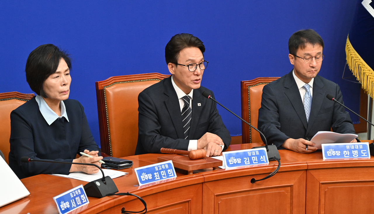 Democratic Party of Korea leader Kim Min-seok (center) delivers opening remarks at a supreme council meeting at the National Assembly in Yeouido, Seoul, on Monday morning. (Lim Se-jun)