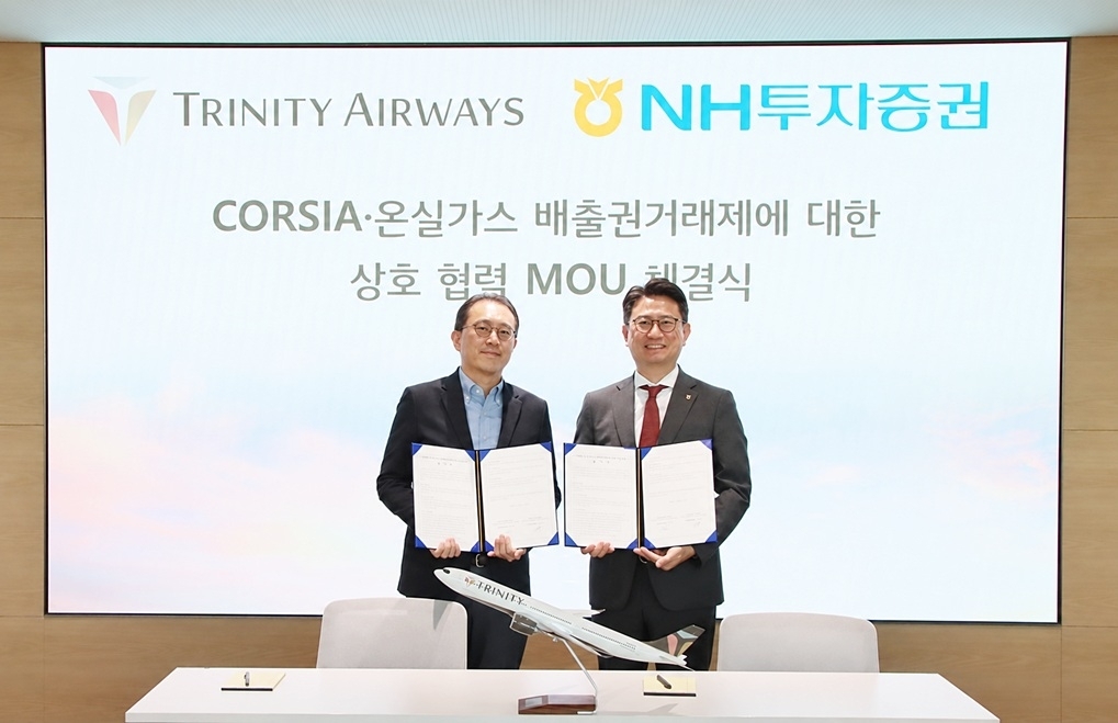 Trinity Airways Chief Administrative Officer Seo Dong-bin (left) and NH Investment & Securities Client Solutions Division Head Park Geon-hu pose for a photo after the signing ceremony. [Trinity Airways]