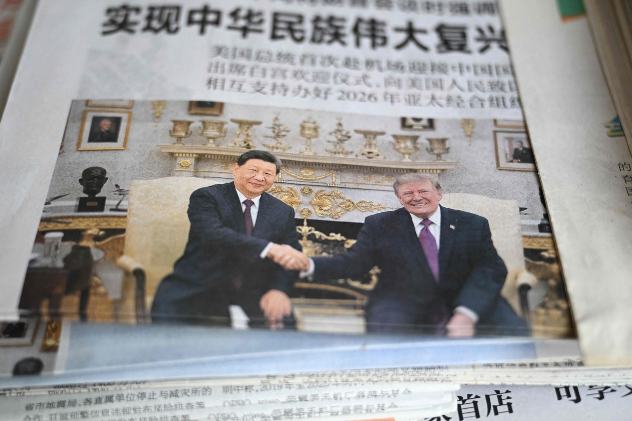 지난 25일(현지시간) 베이징의 한 신문 가판대에 시진핑 중국 국가주석과 도널드 트럼프 미국 대통령의 회담 기사가 1면에 실린 신문이 놓여있다. [AFP]