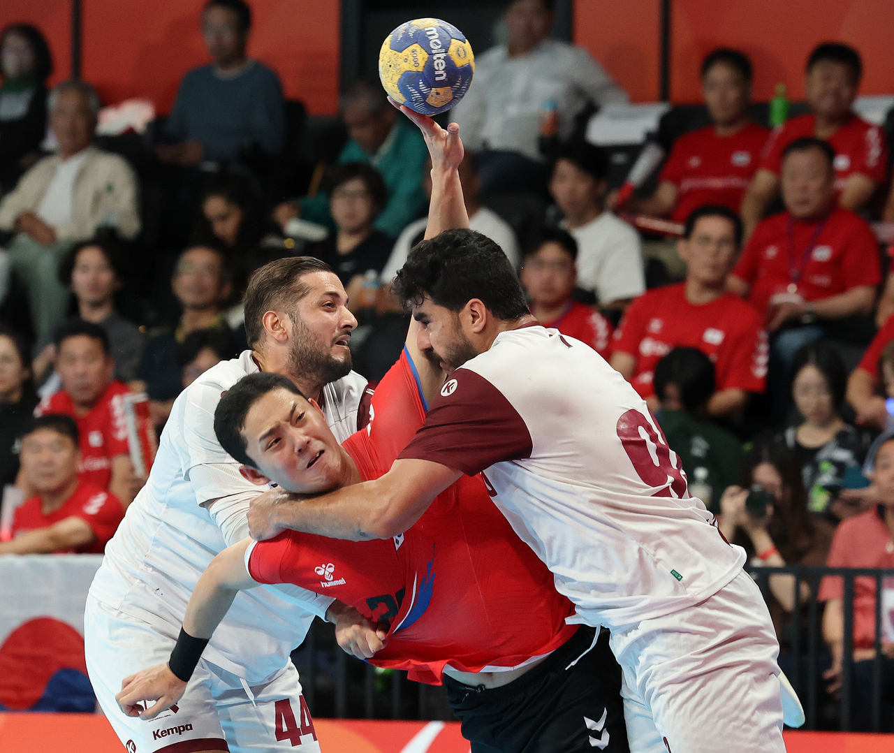 Kim Jin-young of South Korea (center) is in action in men's handball semifinals at the Aichi-Nagoya Asian Games at Entrio in Inazawa, just northwest of Nagoya, Japan, on Monday. (Yonhap)