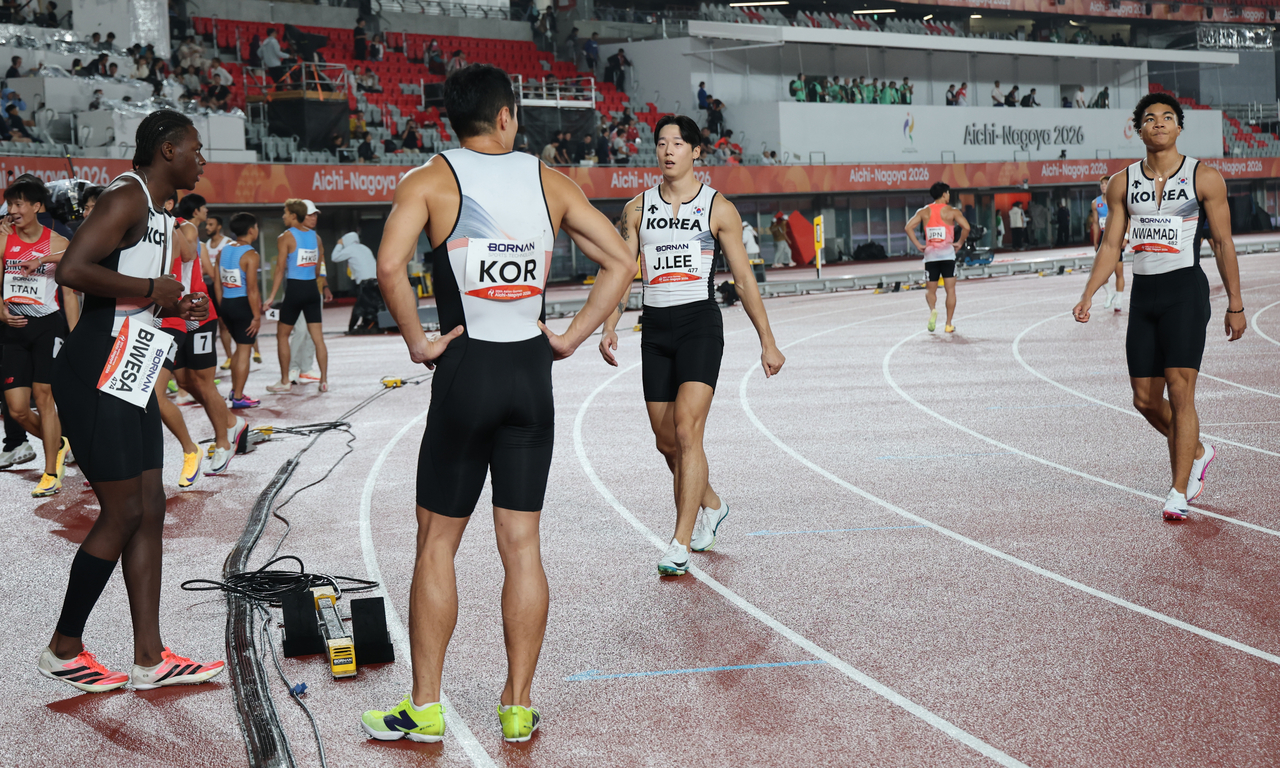 South Korean athletes leave the track after being disqualified during the heats of the men's 4x100-meter relay at the Aichi-Nagoya Asian Games at Nagoya City Mizuho Park Athletic Stadium in Nagoya, Japan, on Sunday. (Yonhap)