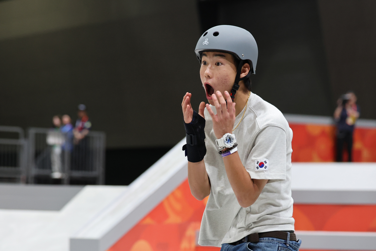 Kang Jun-i reacts after his third run during the men's street skateboarding final at the Asian Games on Sunday. (Yonhap)