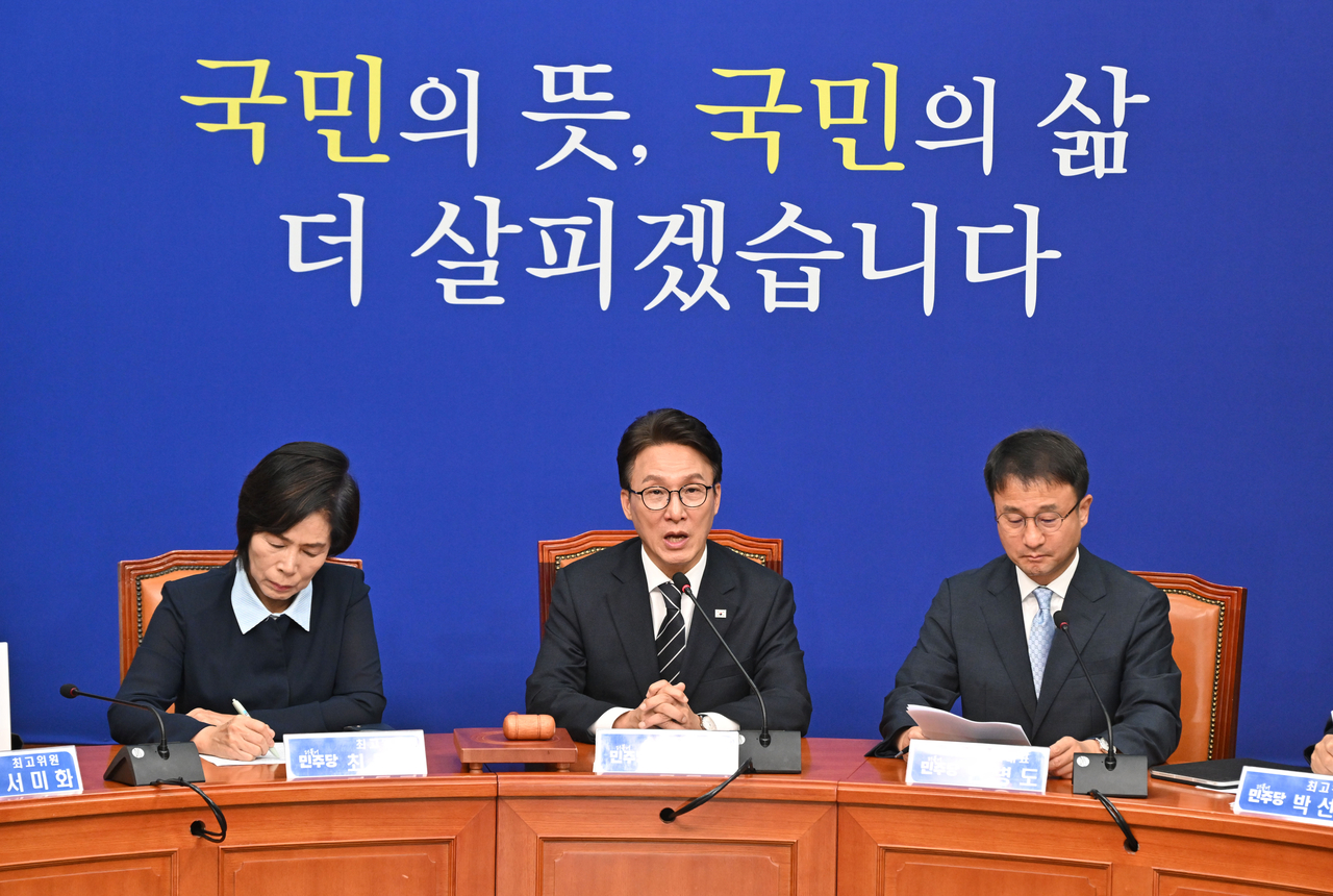 김민석(가운데) 더불어민주당 대표가 28일 오전 서울 여의도 국회에서 열린 최고위원회의에 참석해 모두발언을 하고 있다. 임세준 기자