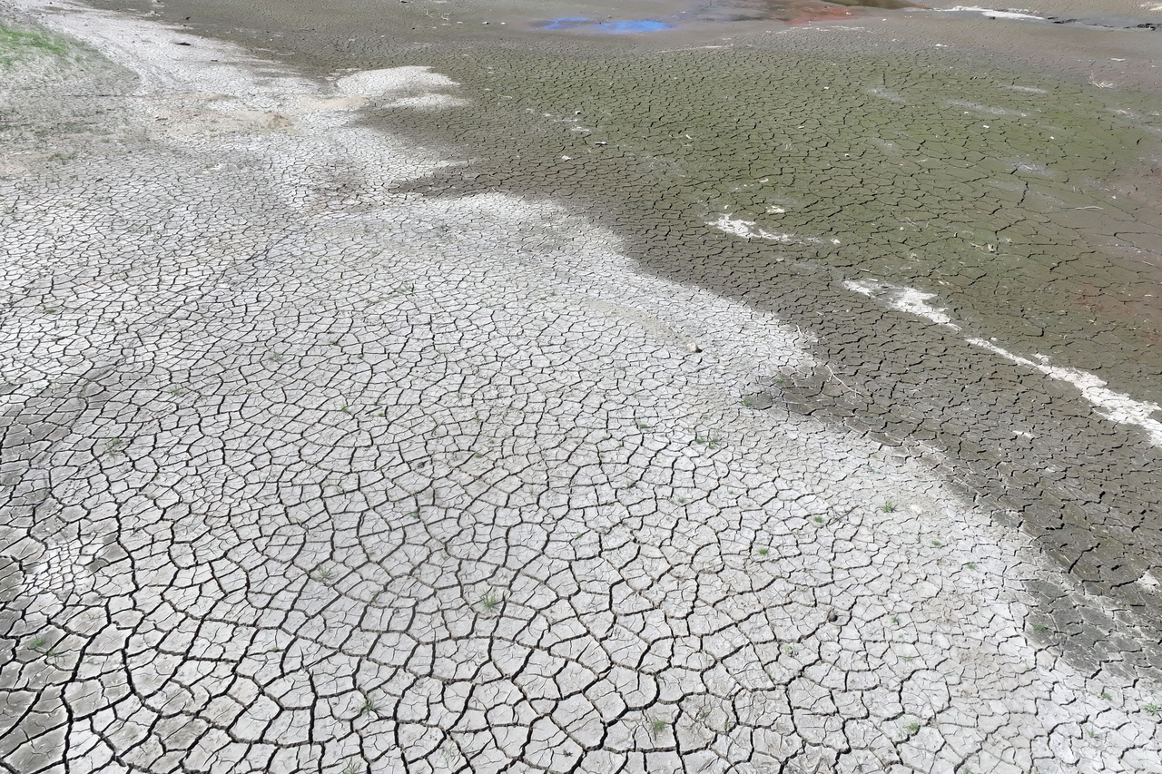 The parched bed of Bangsong Reservoir in Gokseong, South Jeolla Province, is exposed amid drought on Aug. 12. (Yonhap)