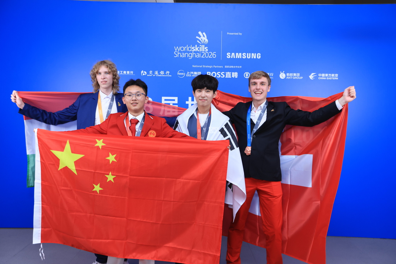 제48회 국제기능올림픽 웹기술 직종 금메달리스트 손현빈 선수(삼성전자·오른쪽 두 번째)가 태극기를 두르고 다른 수상자들과 기념촬영을 하고 있다. 한국은 웹기술 직종에서 5회 연속 금메달을 획득했다. [한국산업인력공단 제공]