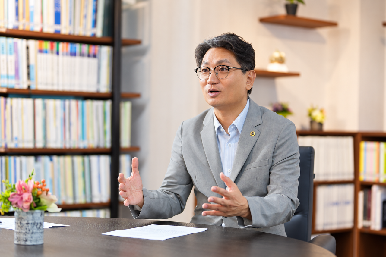 오중석 서울시의원이 28일 헤럴드경제와 만나 동대문구 이문·휘경 뉴타운의 대규모 입주 이후 교통·보육·녹지 등 생활 인프라 확충 방안을 설명하고 있다. 양정원 기자