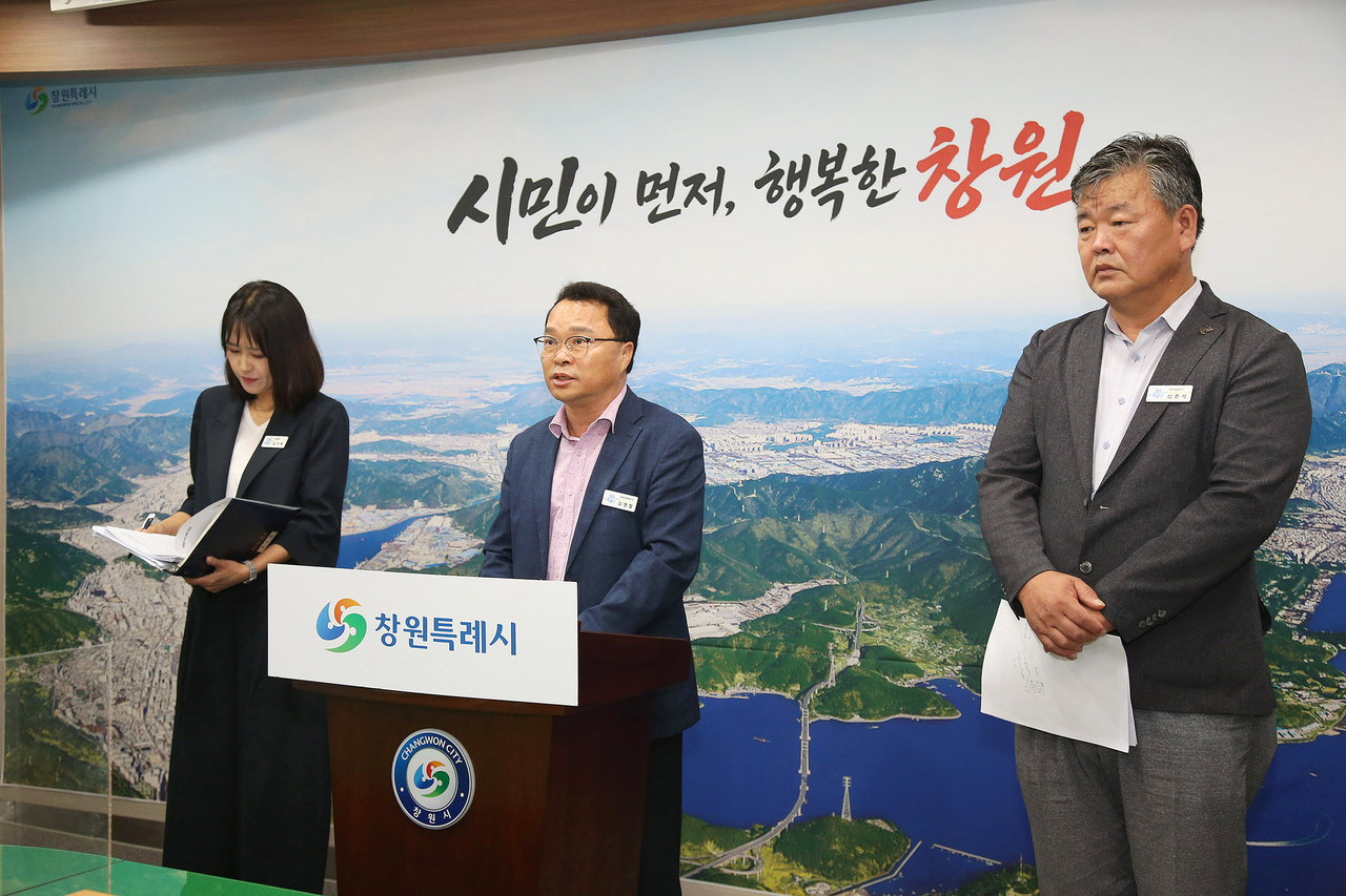 김영철 창원시 문화관광체육국장(가운데)이 28일 ‘제26회 마산가고파국회축제’ 브리핑을 하고 있다. [창원시 제공]