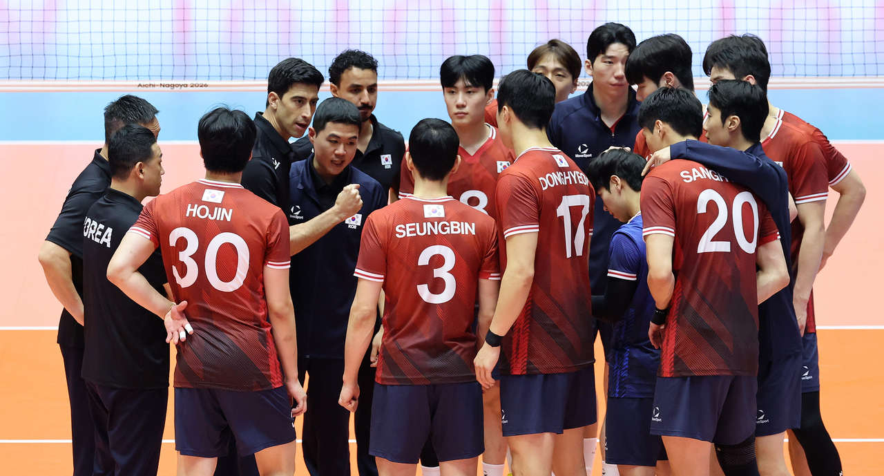 South Korean players celebrate their win over the Philippines in the teams' Pool D match in men's volleyball at the Aichi-Nagoya Asian Games at Park Arena Komaki in Komaki, Japan, on Sunday. (Yonhap)