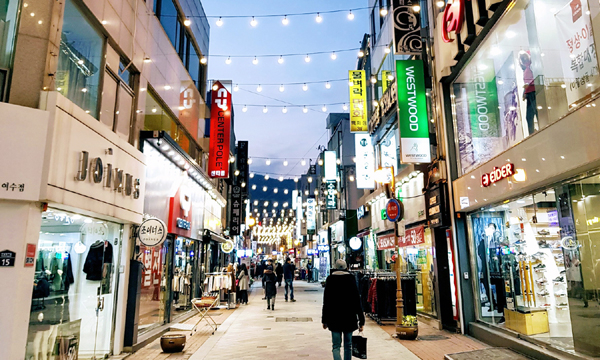 유명 의류 브랜드 대리점이 다수 입점해 있는 여수 진남상가 거리.