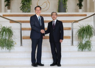 이형일(왼쪽) 부총리 겸 재정경제부 장관, 신현송 한국은행 총재가 28일 오전 서울 중구 한국은행 본부에서 면담을 하기에 앞서 기념촬영을 하고 있다. 윤창빈 기자